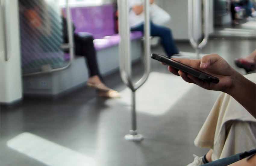 persona usando el móvil en el metro